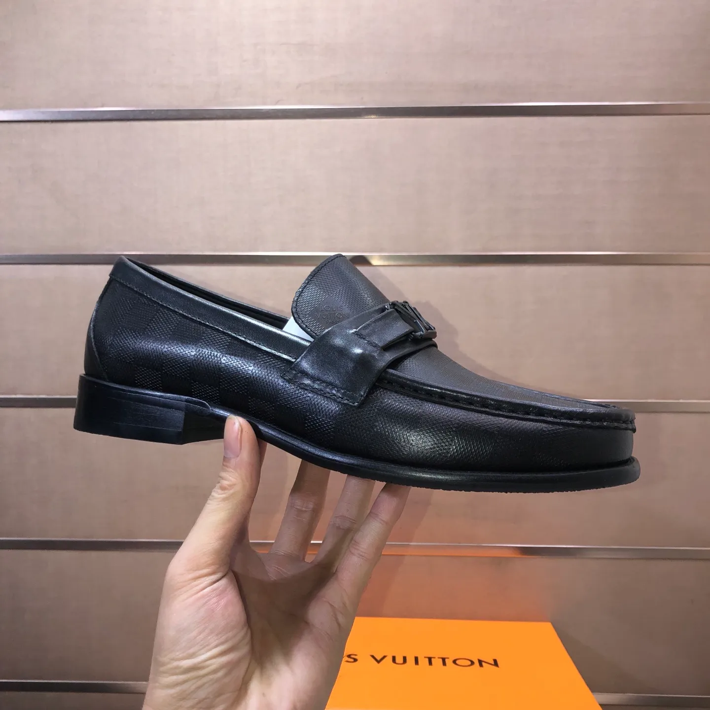Men's men's shoes💰540💰[LV] (original single cowhide lining)🍀LV's latest genuine leather business suit shoes are available on the official website at the same time. The first-layer cowhide imported from Italy is made of heavy gold, and the official website has a 1:1 rubber outsole. Versatile to wear, high-end without losing class, and the color combination is extraordinary. This four-season style is alluring when worn on your feet, showing off your big-name flair. Standard code 38-45 (45 customized)